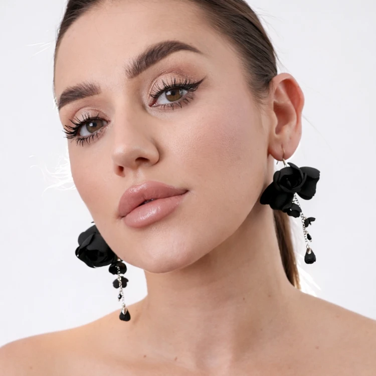 855 Black Silver Gardenia czarno srebrne kolczyki kwiaty ANUI (2).png