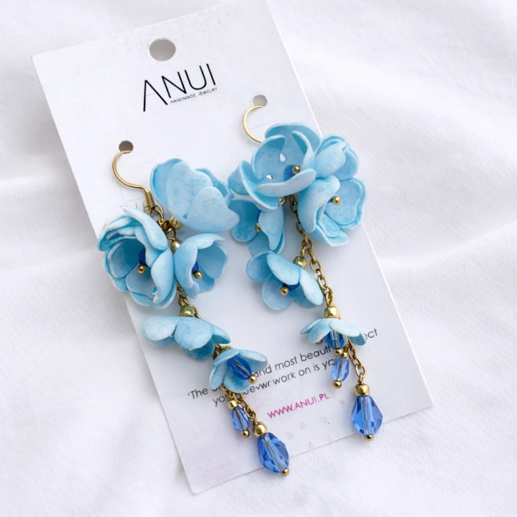 850-1 PaleBlue Daisy niebieskie ombre kolczyki kwiaty ANUI (1).png